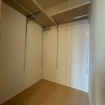6.4帖洋室に付設している収納量たっぶりウォークインクローゼット