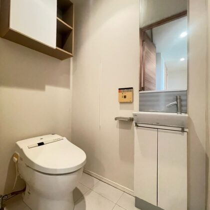 タンクレストイレ、専用棚・手洗い付です（リフォーム前の写真になります）