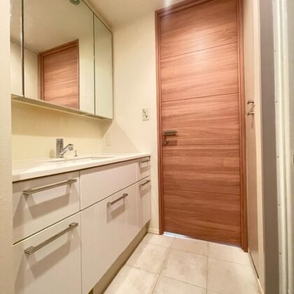 洗面化粧台（リフォーム前の写真になります）