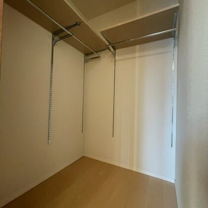 6.4帖洋室に付設している収納量たっぶりウォークインクローゼット